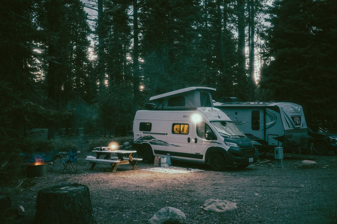 Wohnmobil an einem norwegischen Fjord in der Abenddämmerung